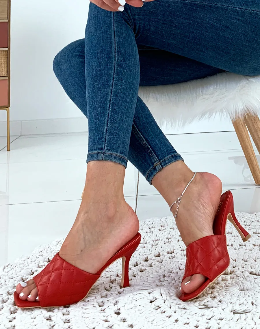 Mules rouges à talons et à larges brides matelassées