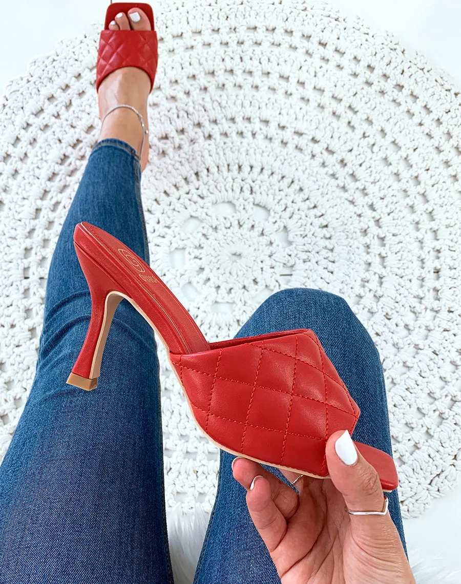 Mules rouges à talons et à larges brides matelassées
