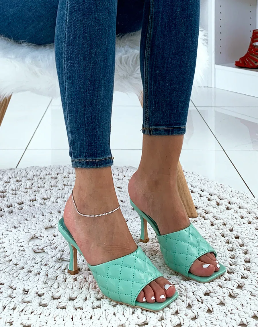 Mules vertes à talons et à larges brides matelassées