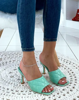 Mules vertes à talons et à larges brides matelassées
